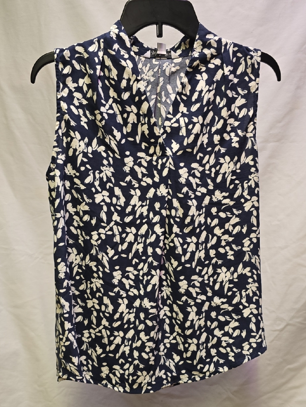NWOT Ophelia Roe Sleeveless Navy Floral V-Neck Tank Top - Medium